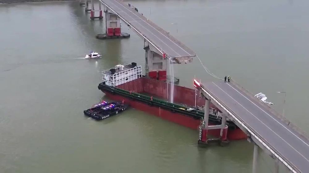 В Китае произошло обрушение надводного моста, среди погибших пять человек