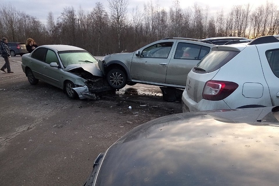 Ледяной налет на улицах Петербурга стал причиной более 1000 аварий за выходные