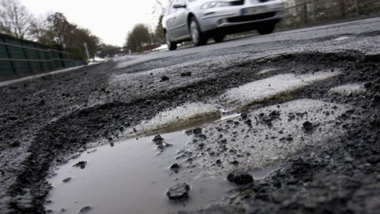 Все через одно место: петербуржцы указали Комблагу на некачественный ремонт дороги на улице Савушкина
