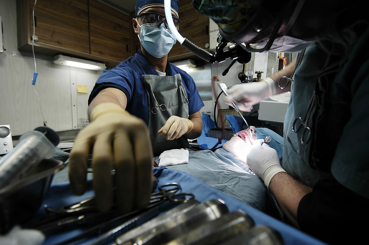 Стоматолог Маслова подчеркивает признаки, указывающие на необходимость ремонта пломбы