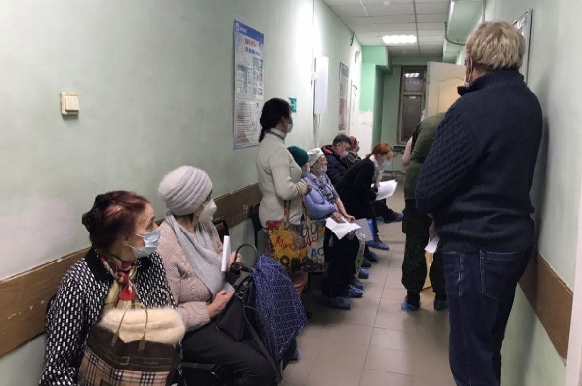 Жители Адмиралтейского района ожидают приема у хирурга в огромной очереди
