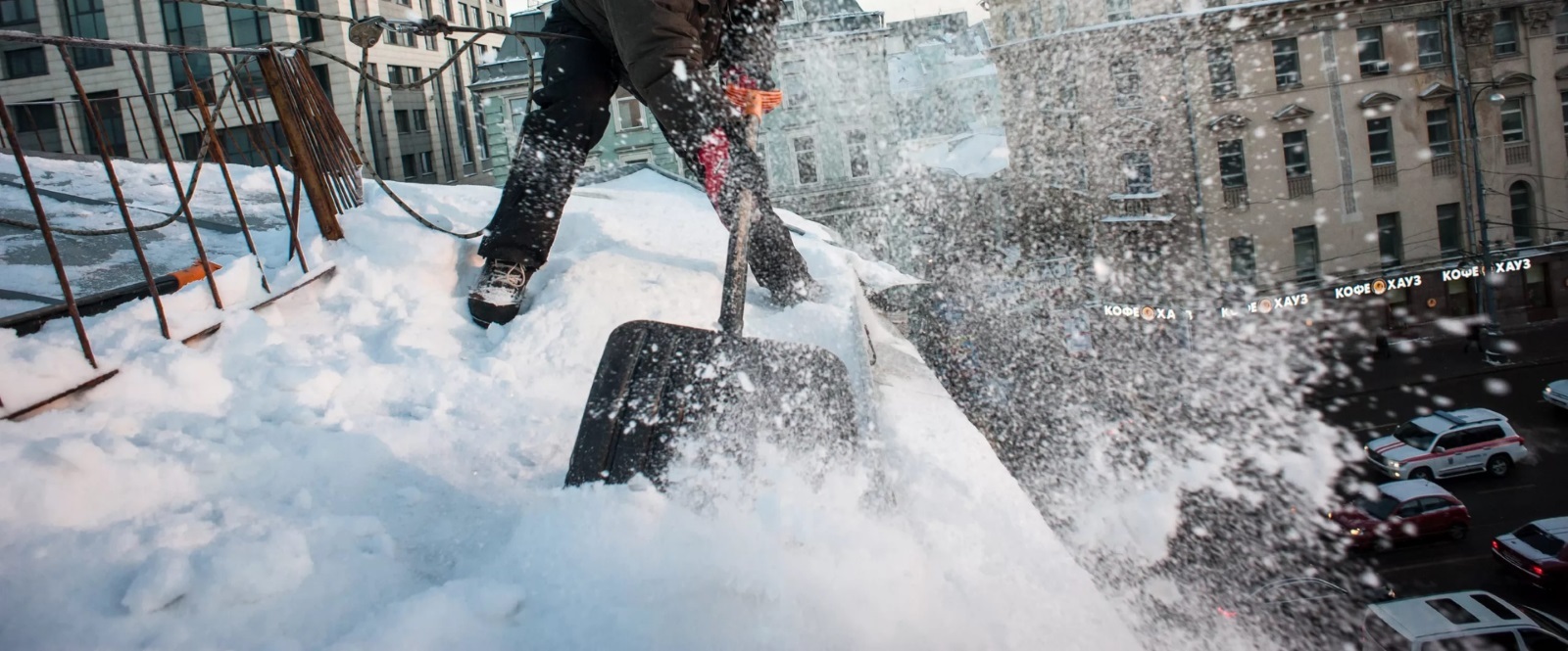 Петербуржцы продолжают сами очищать свой город от снега и льда
