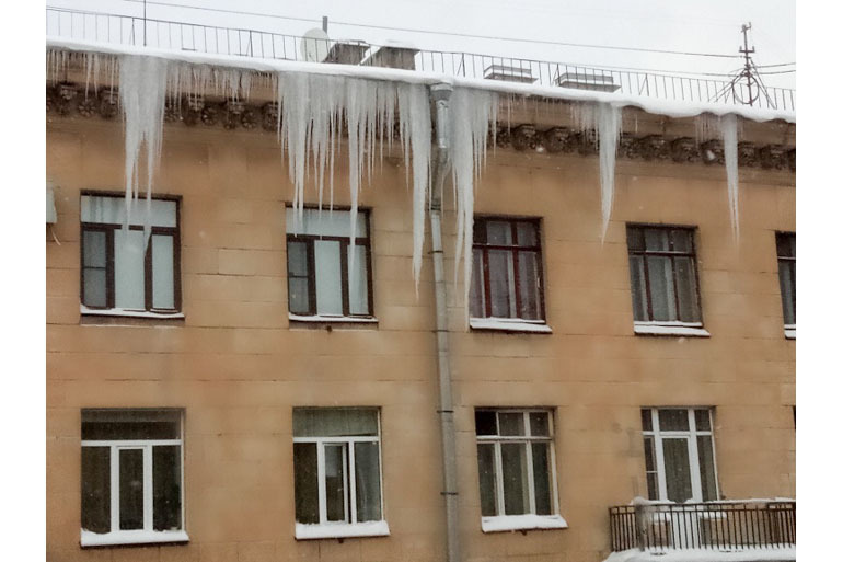 Оттепель привела к массовому падению сосулек с крыш домов Петербурга