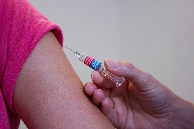 Миллионы японцев не получат вакцину Pfizer из-за неправильных шприцов