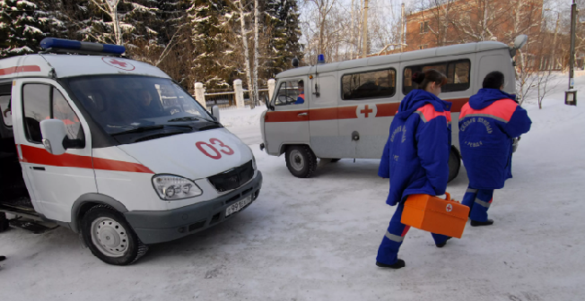 Машина скорой помощи не могла выехать из-за снежного коллапса на улице Каховского