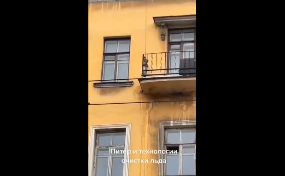 Коммунальщики  убирают наледь с крыш в Петербурге молотками и кирпичами. 10507.jpeg