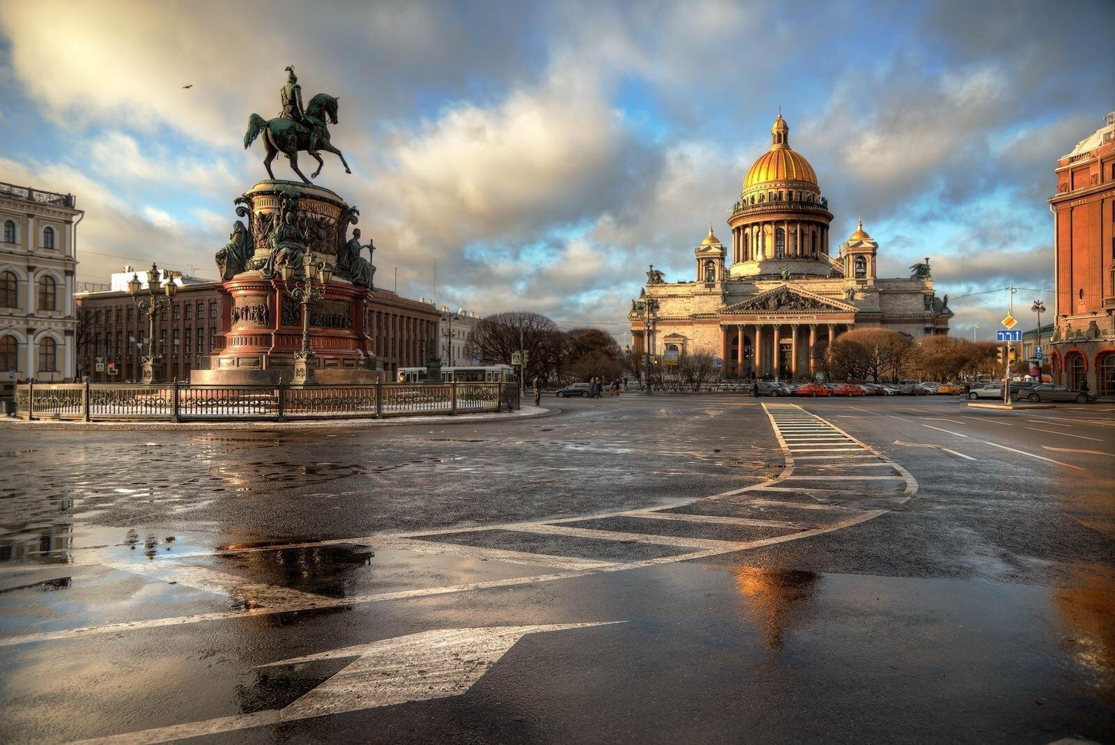 Из-за сильного ветра в Петербурге объявили желтый уровень погодной опасности