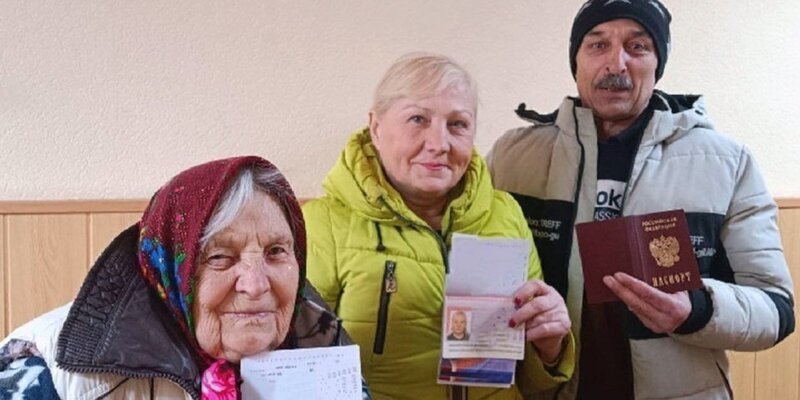 Жители Авдеевки получили свои первые российские паспорта