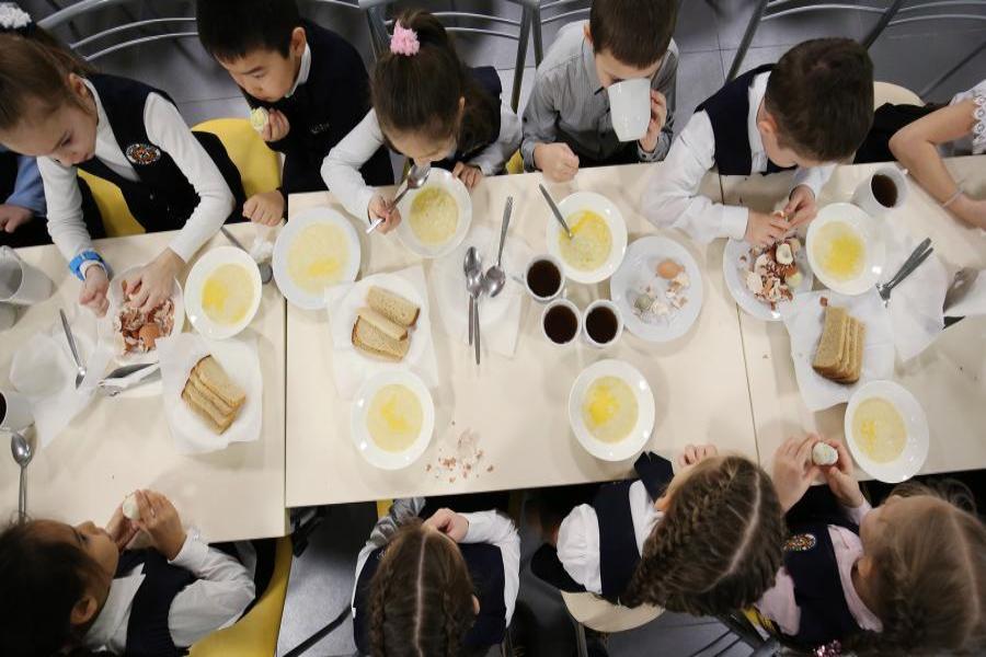 Моргенштерн может заставить Смольный заняться проблемами школьного питания в Петербурге