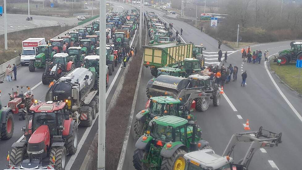 Сотня тракторов перекрыла границу Бельгии и Голландии
