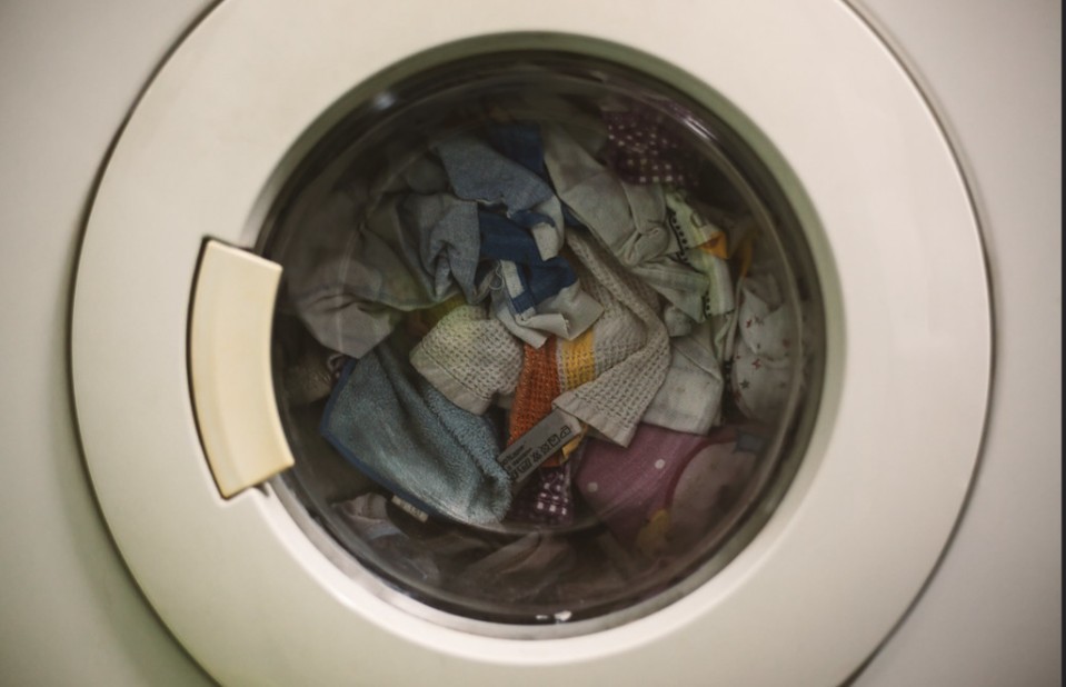 Исследование ученых из Австралии раскрывает влияние настроек стиральных машин на срок службы одежды