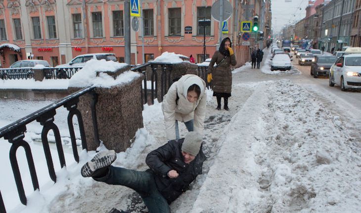 Дожди и мокрый снег с ветром приведут к усилению гололедицы в Санкт-Петербурге