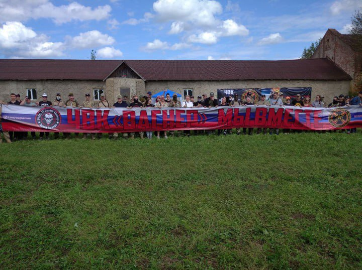 Жители Старой Ладоги развернули флаг со словами поддержки в адрес ЧВК 