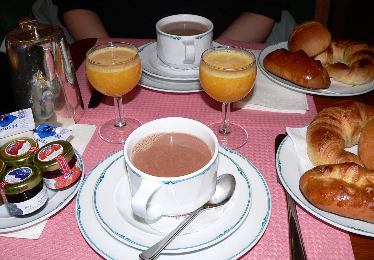 Диетолог назвал три наихудших завтрака — это что-то очень сладкое и жирное