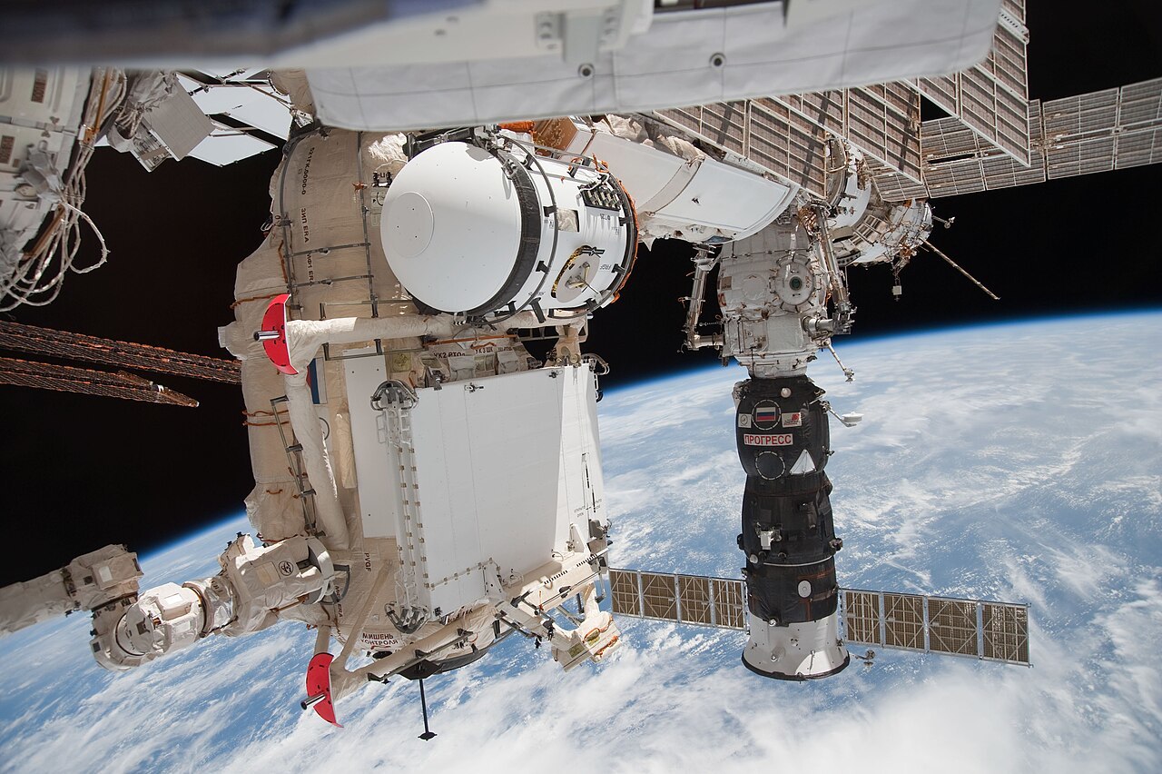 Российские космонавты отправили около 40 страниц отчета о недостатках на МКС