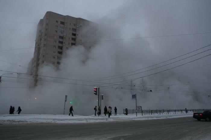 Водитель в Петербурге получил травмы в результате прорыва трубы на улице Лени Голикова