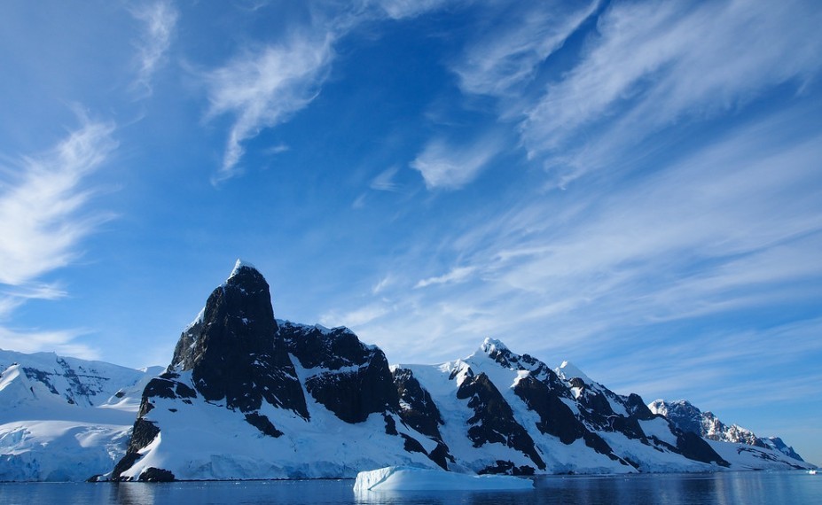 Под льдами Антарктиды найдены следы древних гор и рек