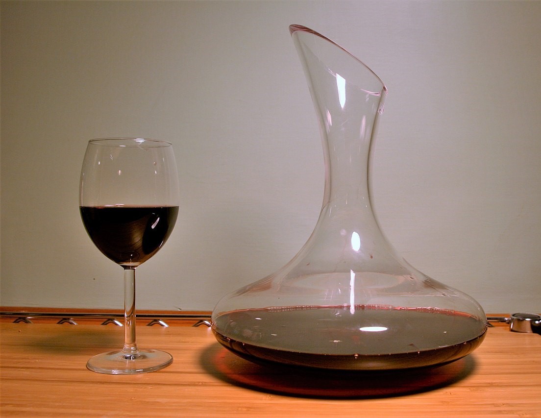 Ученые выяснили, почему у некоторых людей возникает головная боль после употребления красного вина