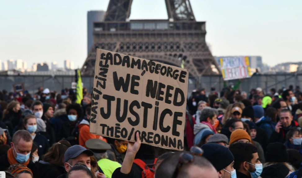 Протесты в Париже вывели на улицы тысячи людей