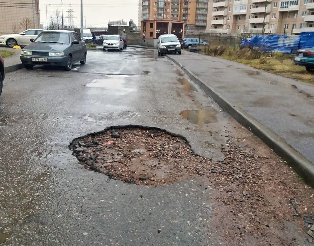 Петербуржцы массово жалуются на разбитые дороги