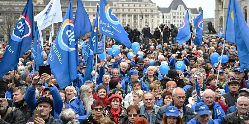 В Будапеште оппозиция вышла на митинг с требованиями