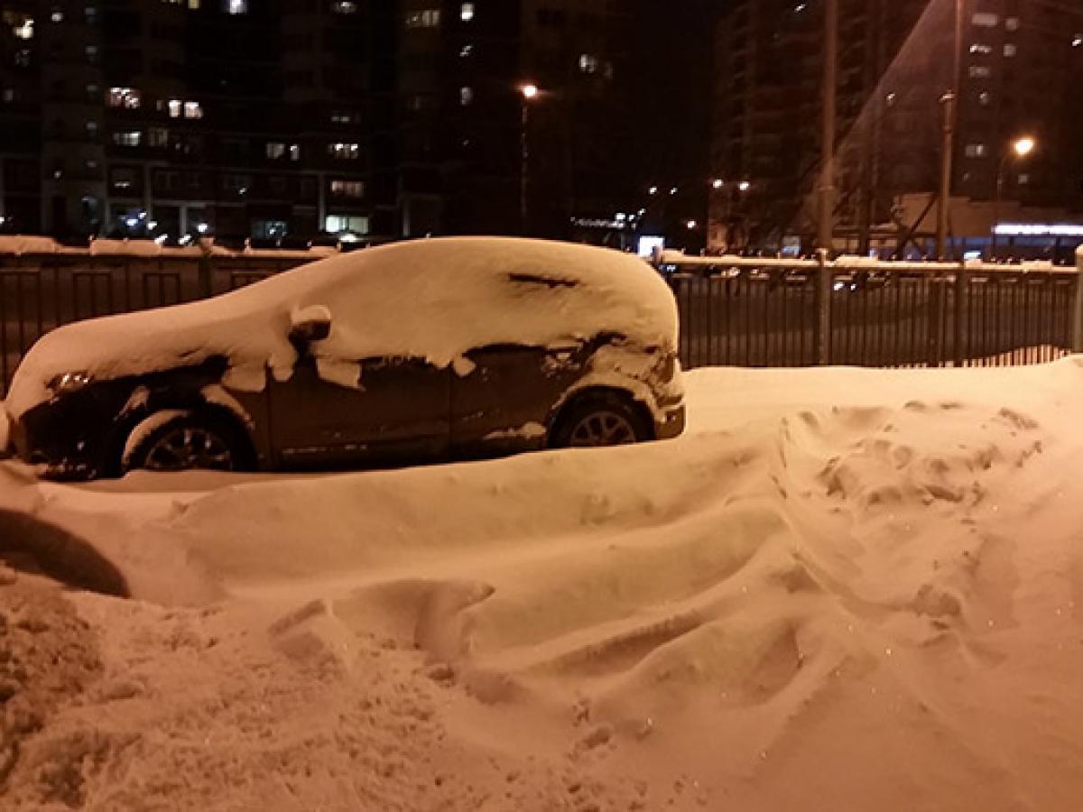 Автоэксперт Кукарин объяснил, почему опасно ездить на автомобиле со снегом на крыше
