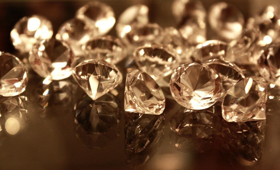Физики из США и Швеции исследуют молекулу, которая тверже алмаза