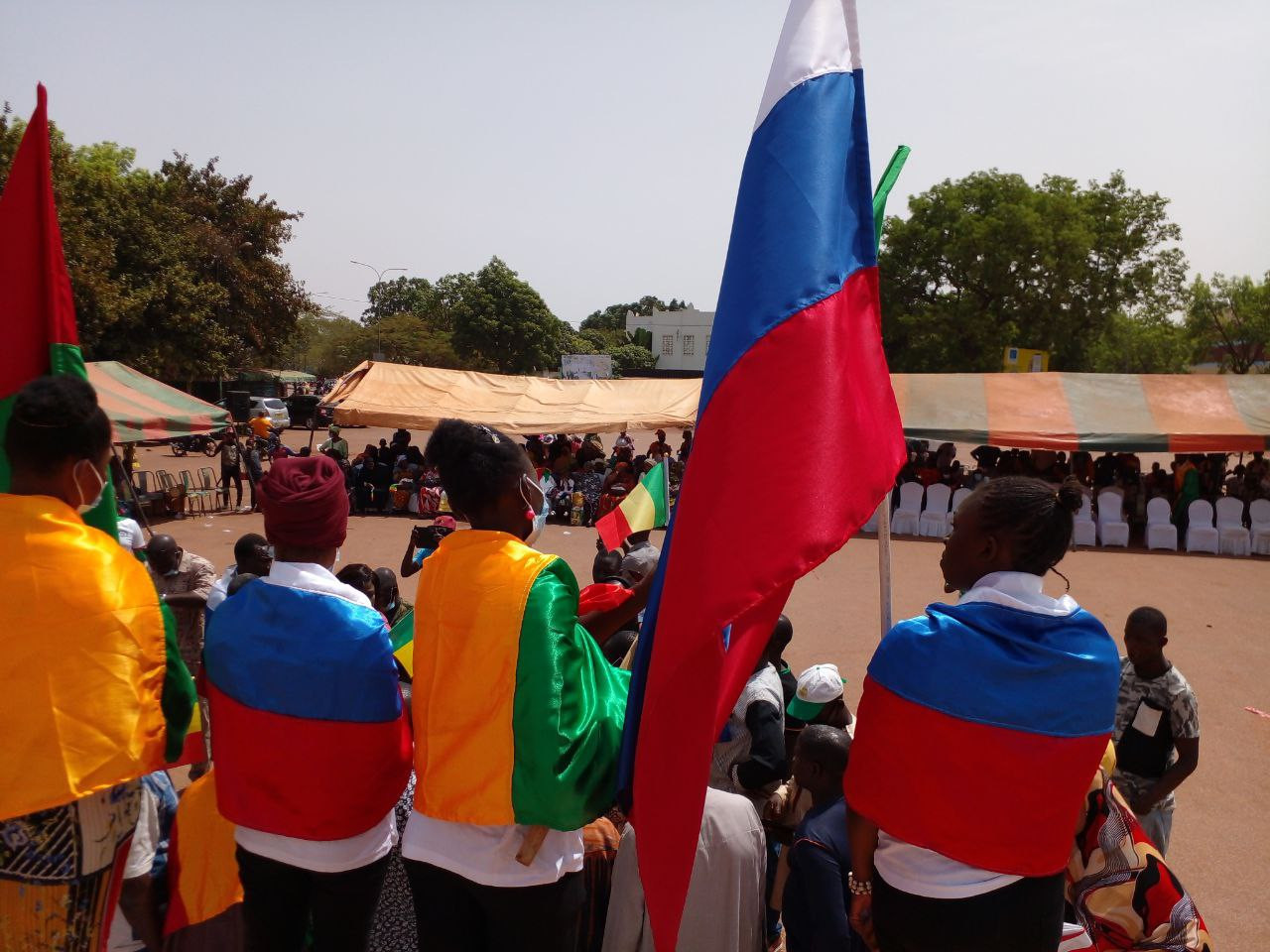 На митинге в Буркина-Фасо принесли российские флаги