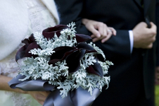 Черные цветы в моде у невест