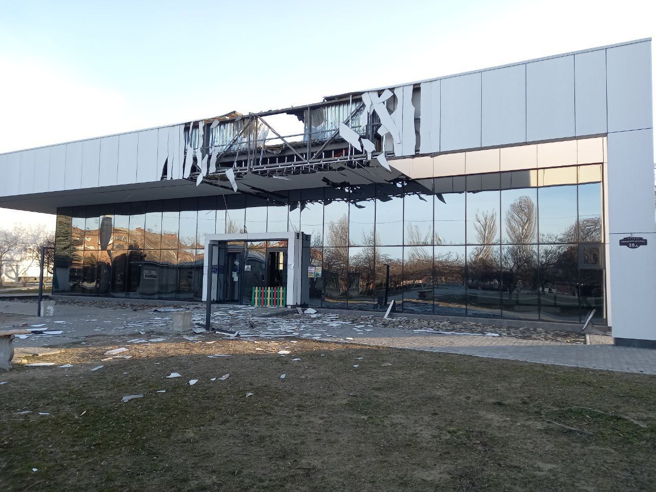 Дрон ВСУ повредил здание МФЦ в Херсонской области