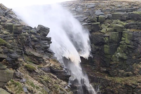 Невероятное: в мире есть три водопада, которые текут вверх