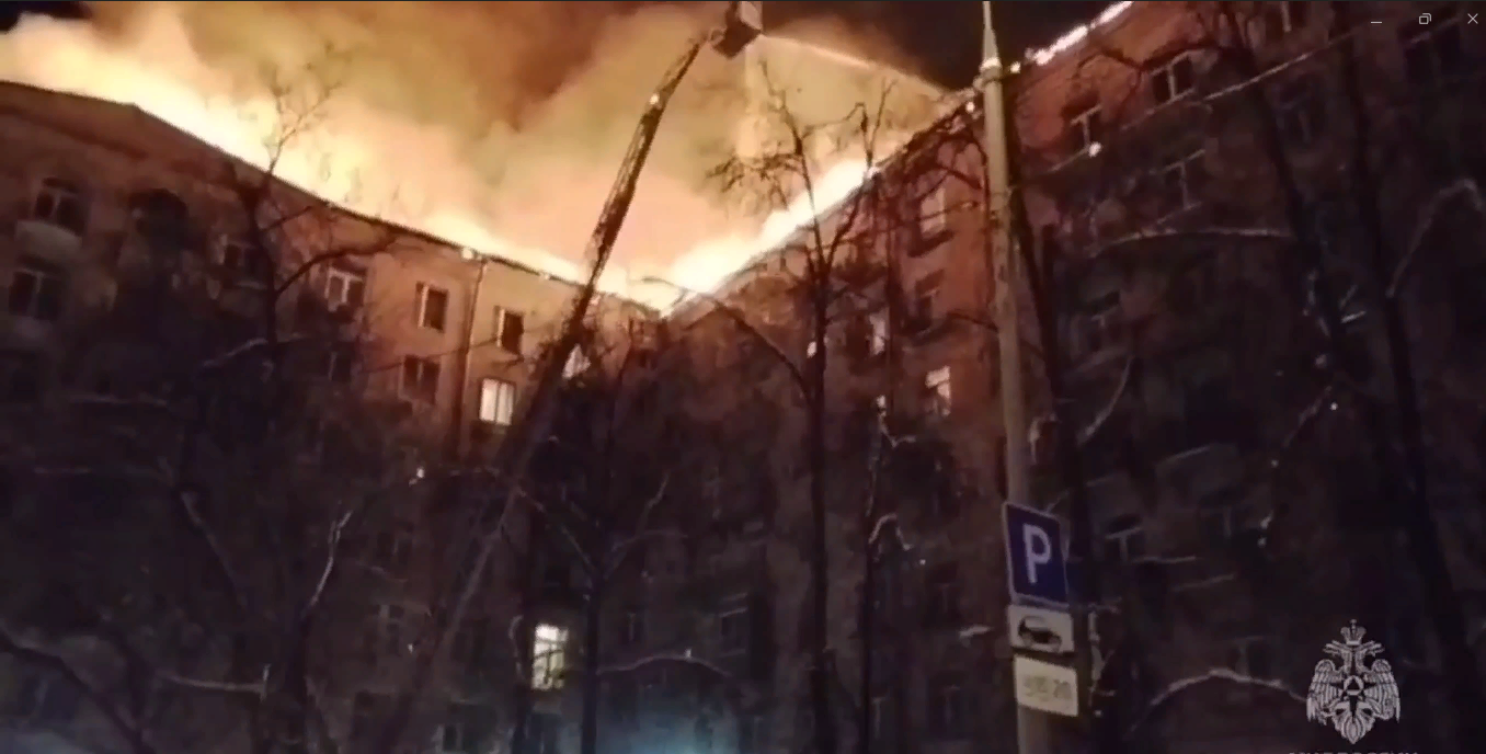 Крупный пожар в жилом доме в Москве потушен