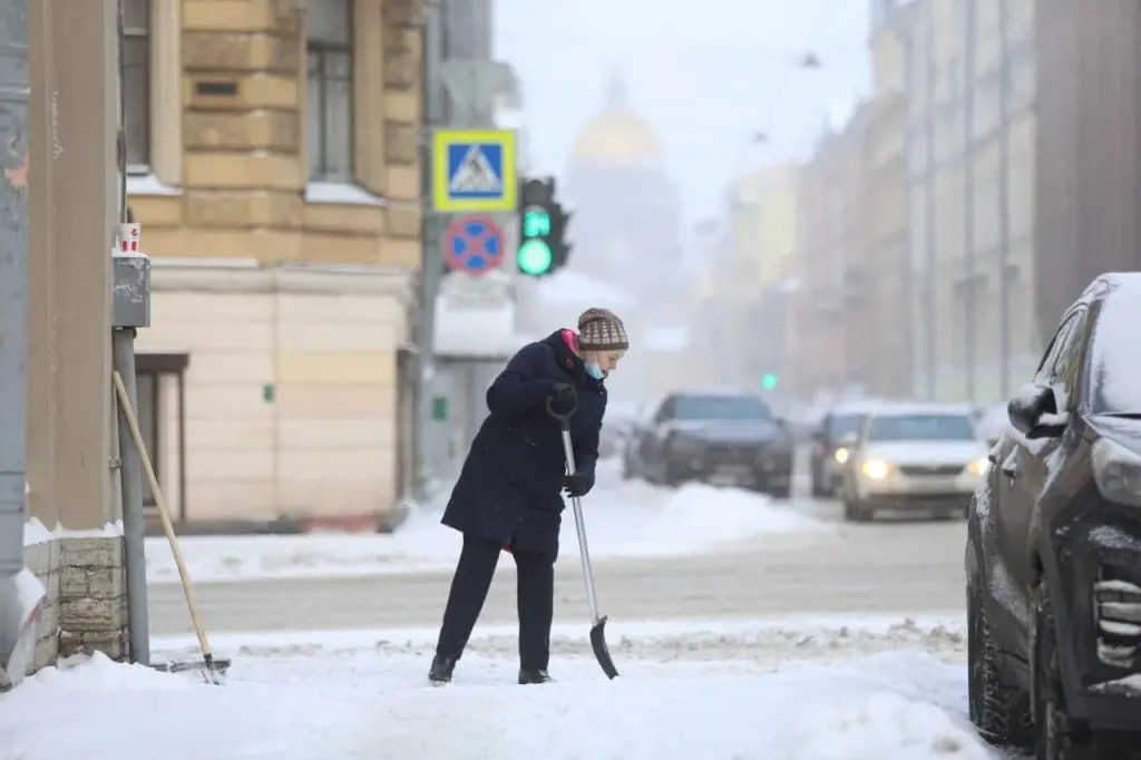 Снегопад обрушился на Петербург 27 апреля