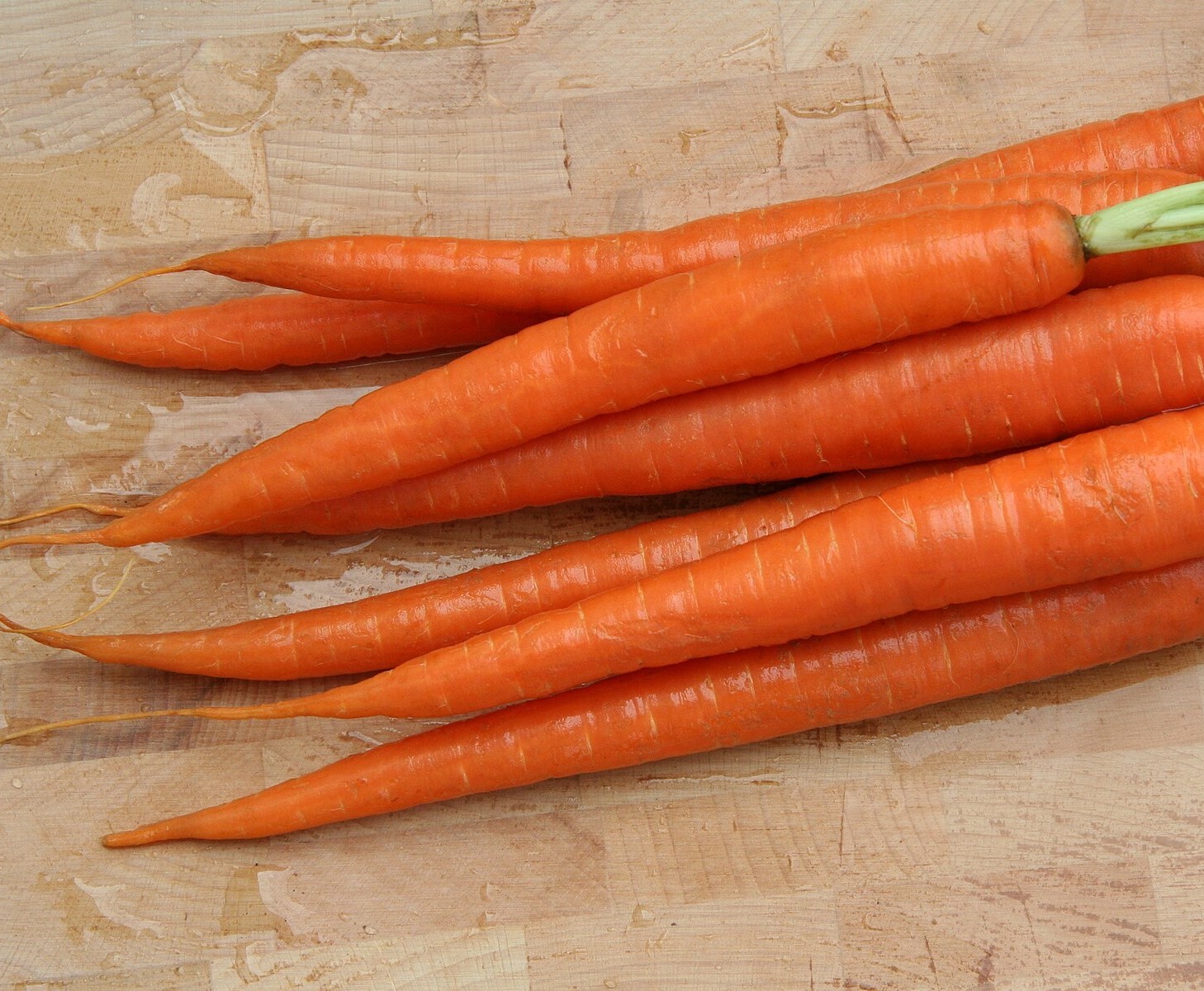 Гинеколог Варламова сообщает, что морковь, бобовые и орехи могут улучшить настроение во время менопаузы