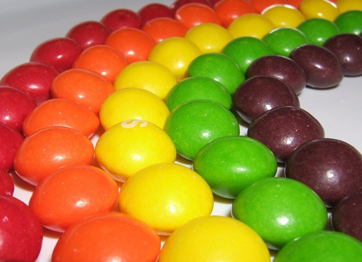 Врачи из России требуют запретить конфеты Skittles