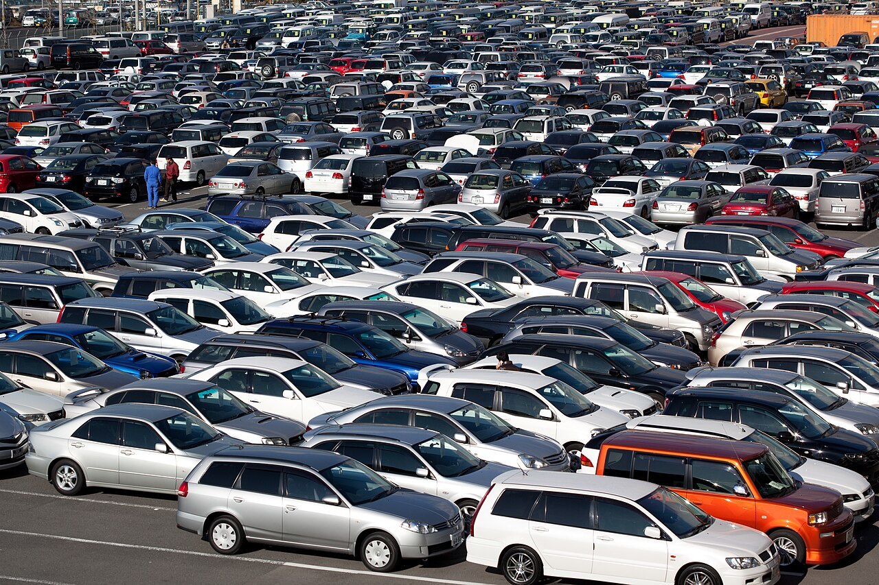 В январе 2024 года количество сделок на вторичном рынке автомобилей в России сократилось на 8%