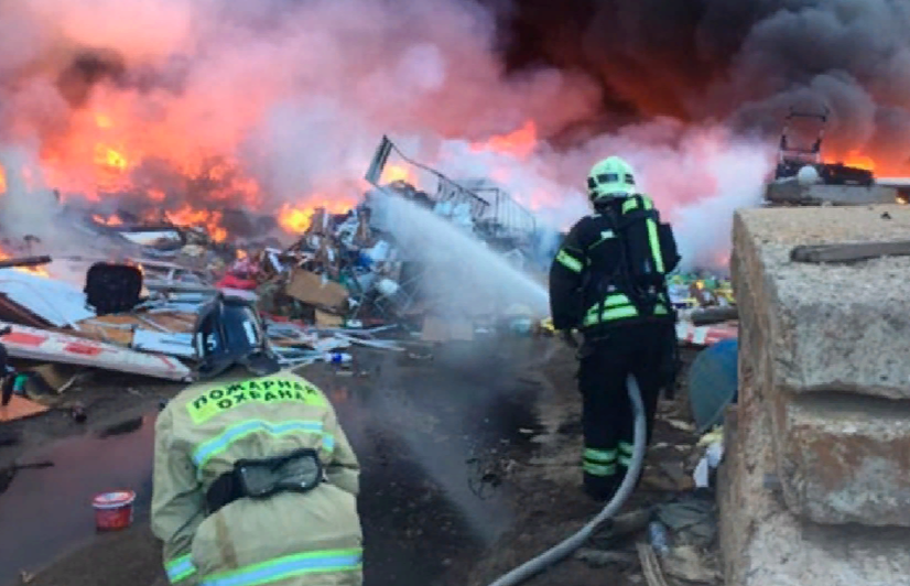 Крупный пожар в Раменском ликвидируют пожарные МЧС
