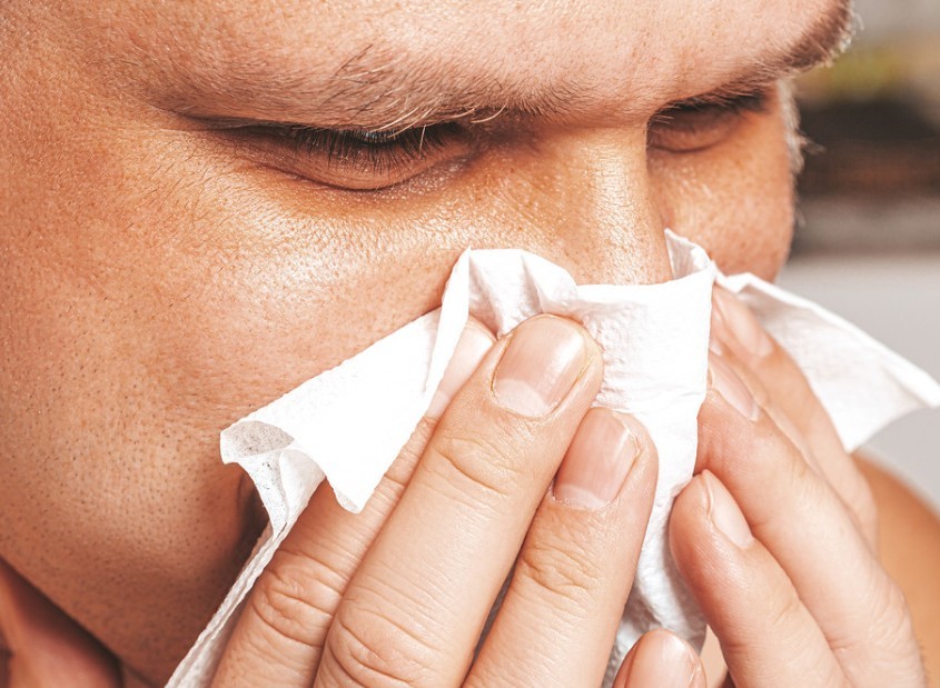 Врач Мясников обсудил ключевые факторы, приводящие к заложенности носа