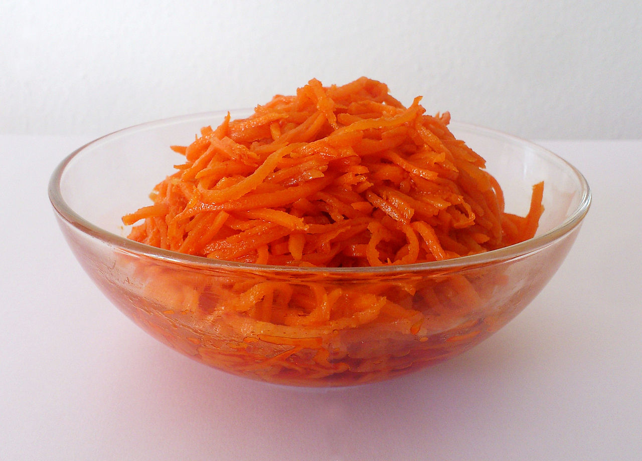 Нутрициолог Кузина объяснила, кому следует воздержаться от употребления моркови по-корейски
