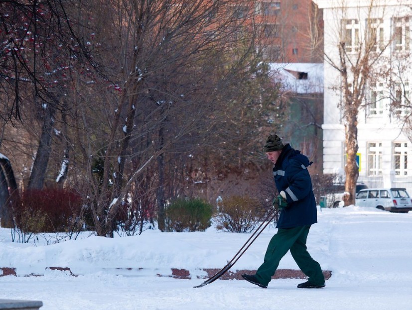 Кардиолог Франклин: уборка снега может быть опасной для сердца