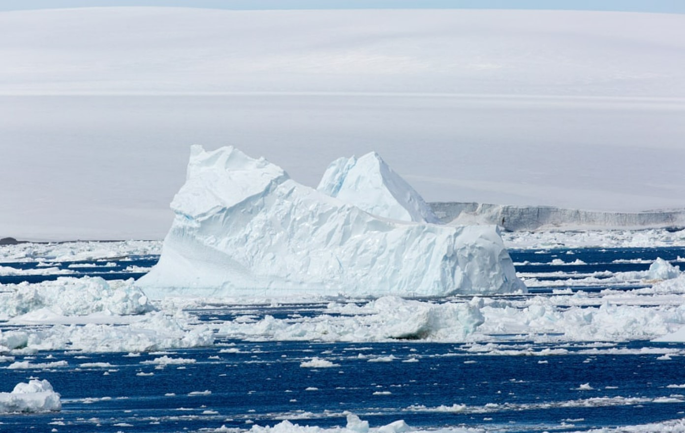Крупнейший айсберг на Земле вынесло в открытые воды Южного океана