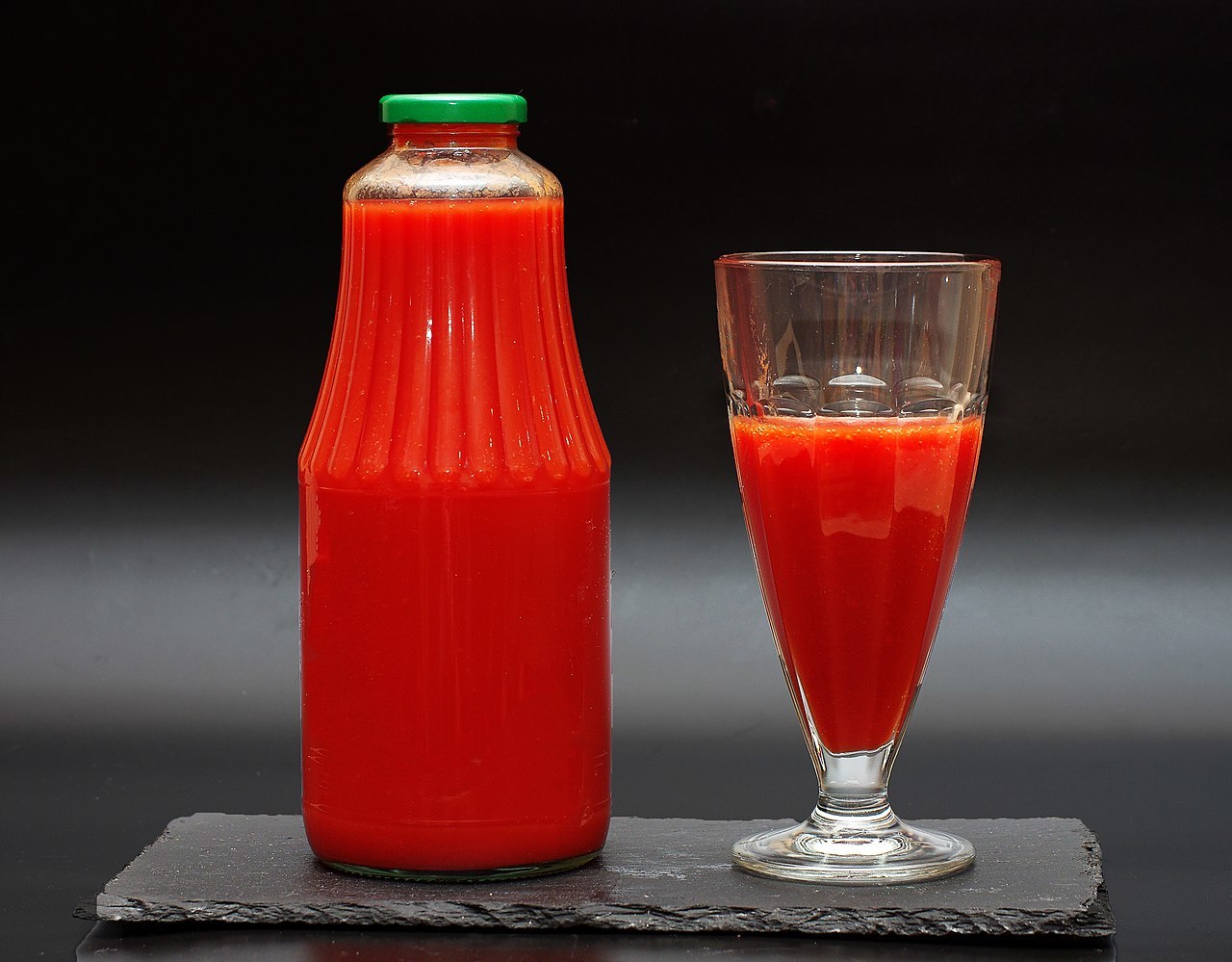 Ученые выяснили, что употребление томатного сока натощак способствует снижению уровня холестерина в организме