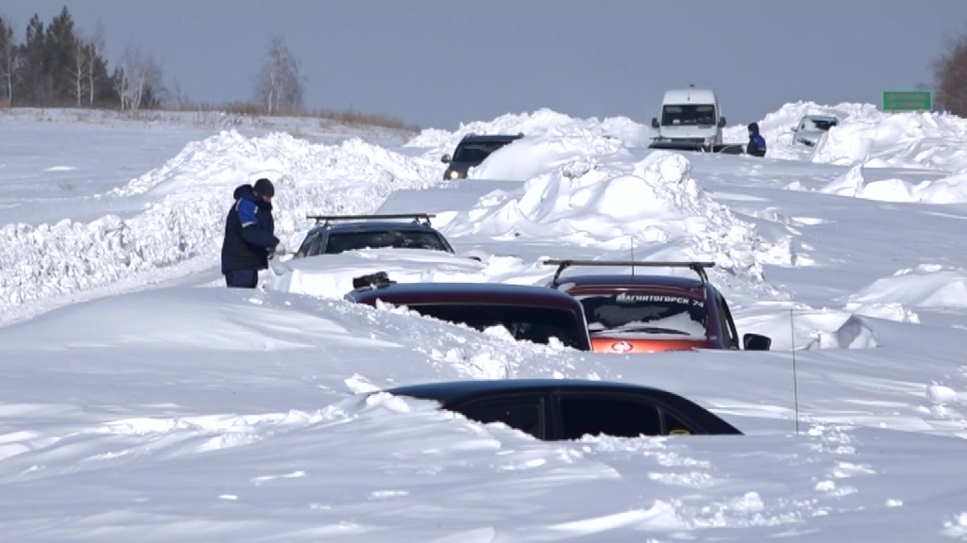 В Ямале десятки машин заблокированы на трассе из-за метели