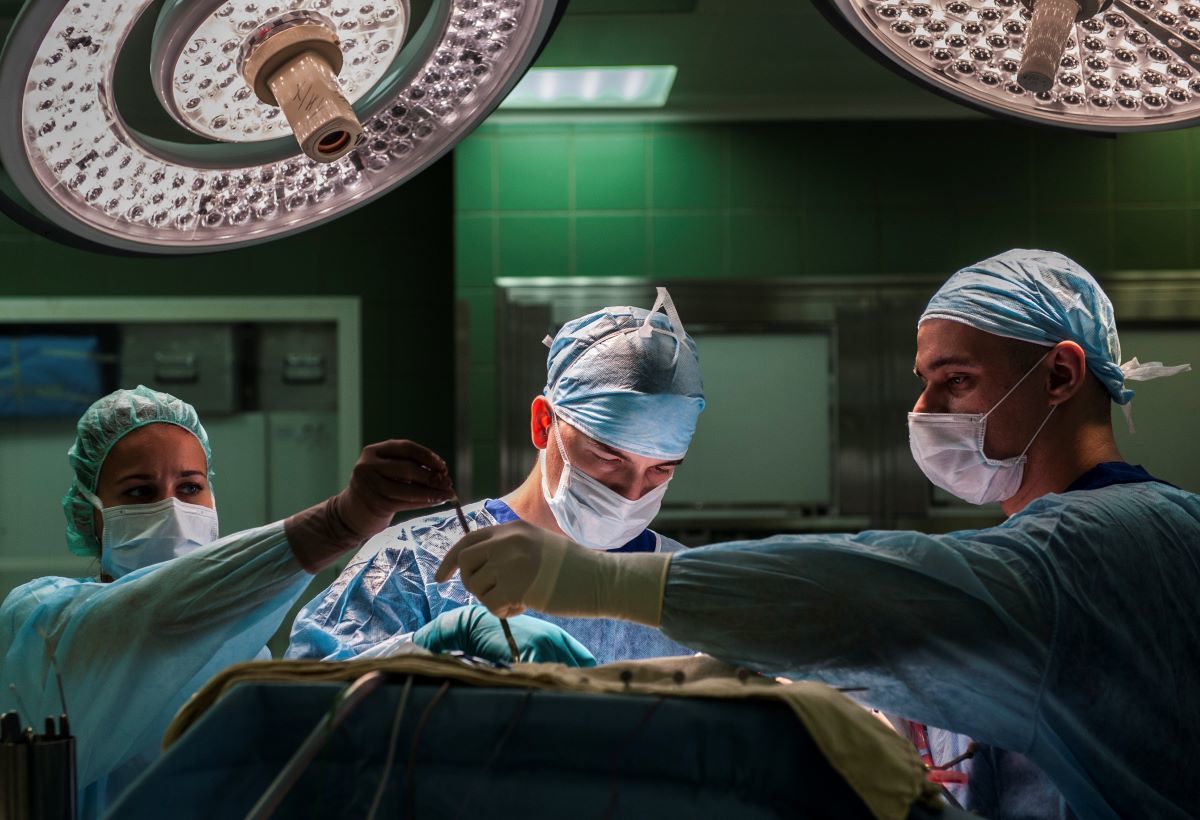 Военным хирургам удалось извлечь осколок из сонной артерии бойца ВС РФ