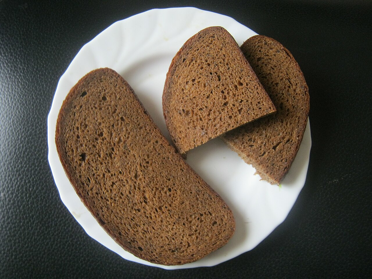 Врач Гадзиян подчеркнул, что ржаной хлеб представляет собой более безопасную альтернативу для здоровья