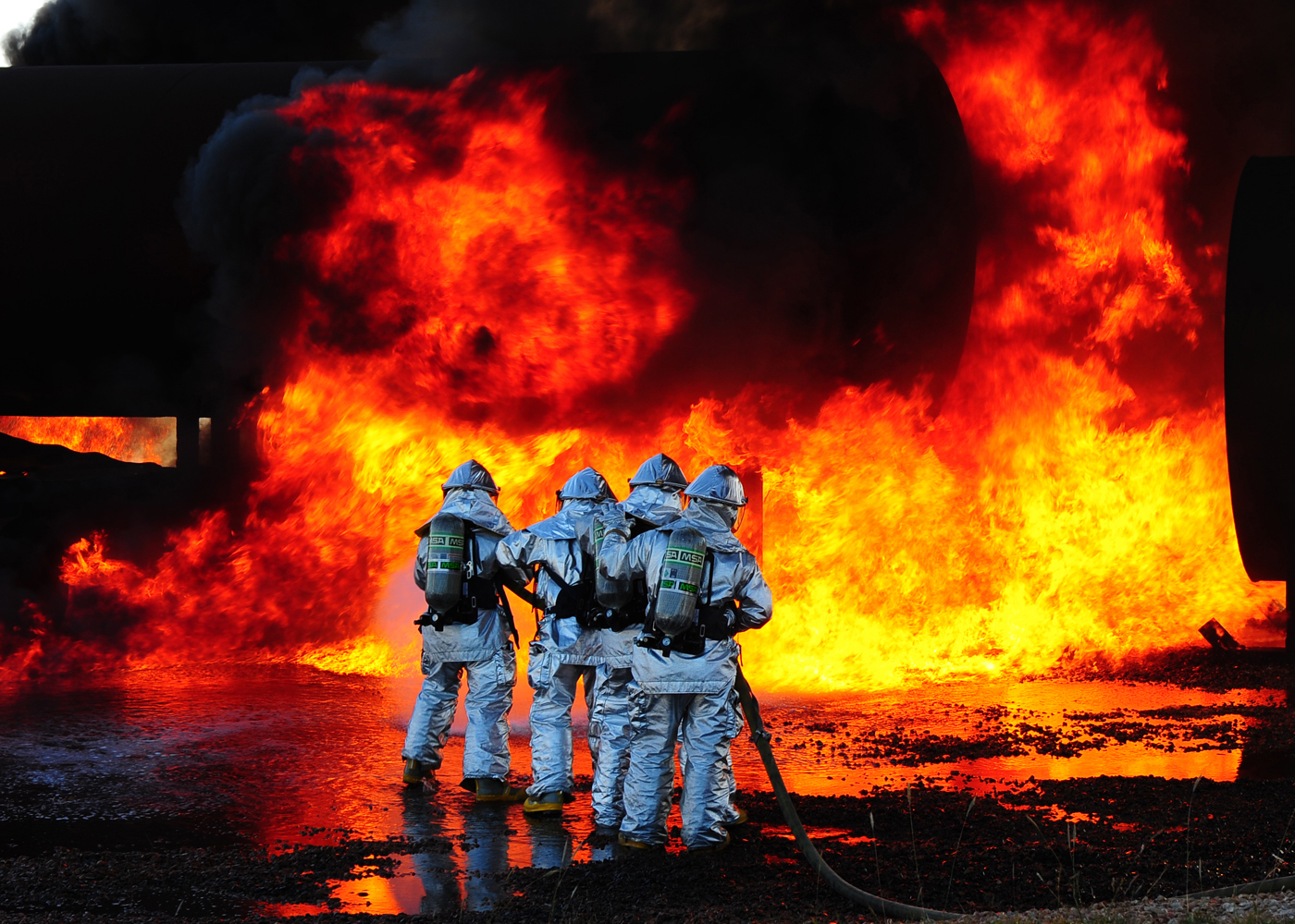 Беспилотники ВСУ атаковали нефтебазу в Краснодарском крае, что привело к серьезному пожару
