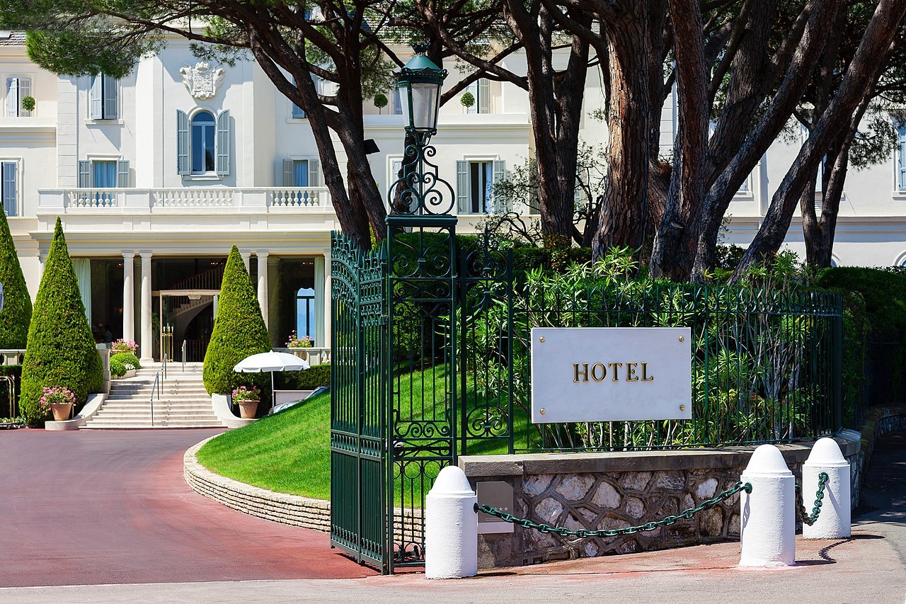 Тайная камера выявила случай кражи ценностей у туристов в отеле