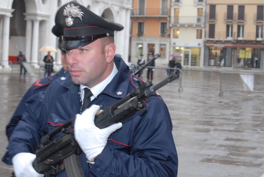 В Австрии полицейский убрал со шлема букву 