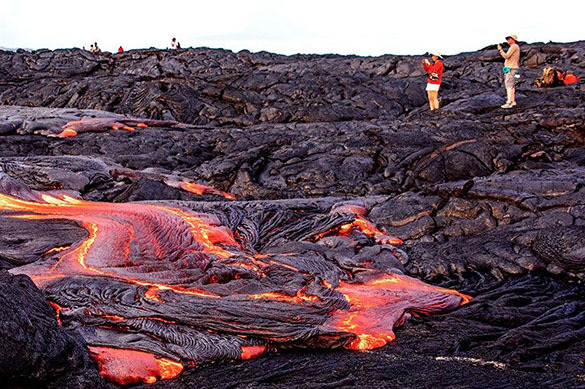На Гавайях лава вулкана достигла океана