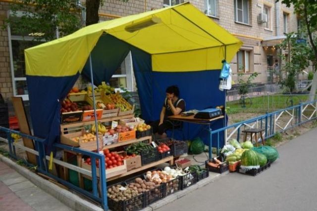 Петербург стал комфортным для нелегальных торговцев овощами и фруктами - СМИ